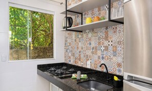 Private kitchen - Pousada Coracao do Rosa - Praia do Rosa/sc (Imbituba)