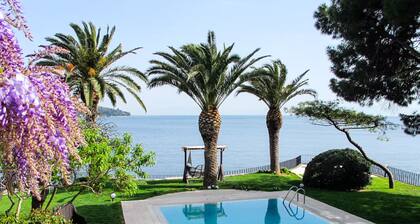Private 3-Bedroom Waterfront Villa Floor - Pool, Pier & Garden