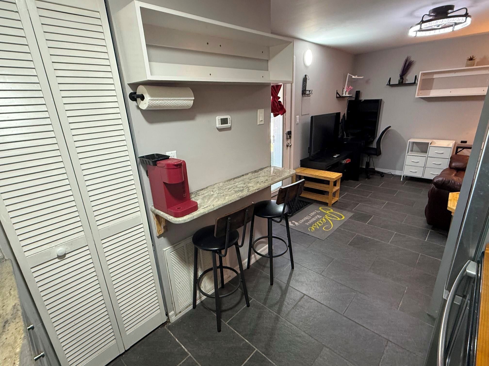 Departamento estándar, 1 cama Queen size, para no fumadores, se aceptan mascotas | Cocina privada | Cafetera y tetera, refrigerador, microondas y tetera eléctrica 