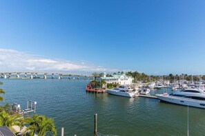 Marina - Beachfront 1BR condo with pool, WiFi, and Gulf views. (Marco Island)