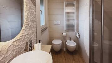 Doppia Classic | Bagno | Doccia, set di cortesia gratuito, asciugacapelli, asciugamani