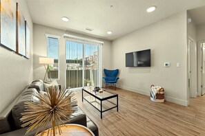 TV, offices - Brand New 2BR - 2 King Beds, Pool, Gym (Reno)