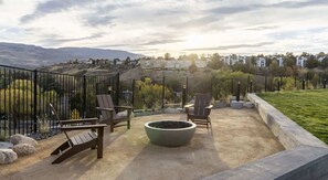 Terrace/patio - Brand New 2BR - 2 King Beds, Pool, Gym (Reno)