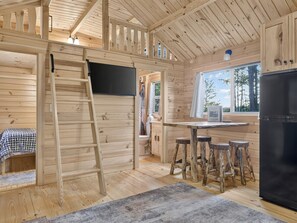 2 bedrooms, desk, travel cot, WiFi