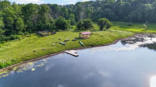 Una propiedad frente al lago con un muelle, un pabellón y un área cercada.