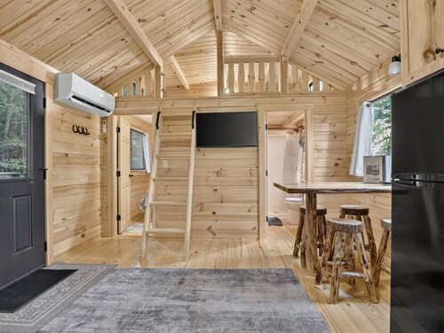 Middlebury Center Cabin w Mountain Views
