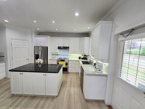 Wasserkocher mit Kaffee-/Teezubehör, Kühlschrank, Mikrowelle, Ofen