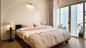 2 slaapkamers, een kluis op de kamer, een bureau