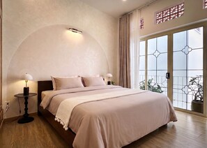 2 bedrooms, in-room safe, desk, iron/ironing board - Authentic Saigon Stay - a Minimalist 2BR Townhouse (Thành phố Hồ Chí Minh)