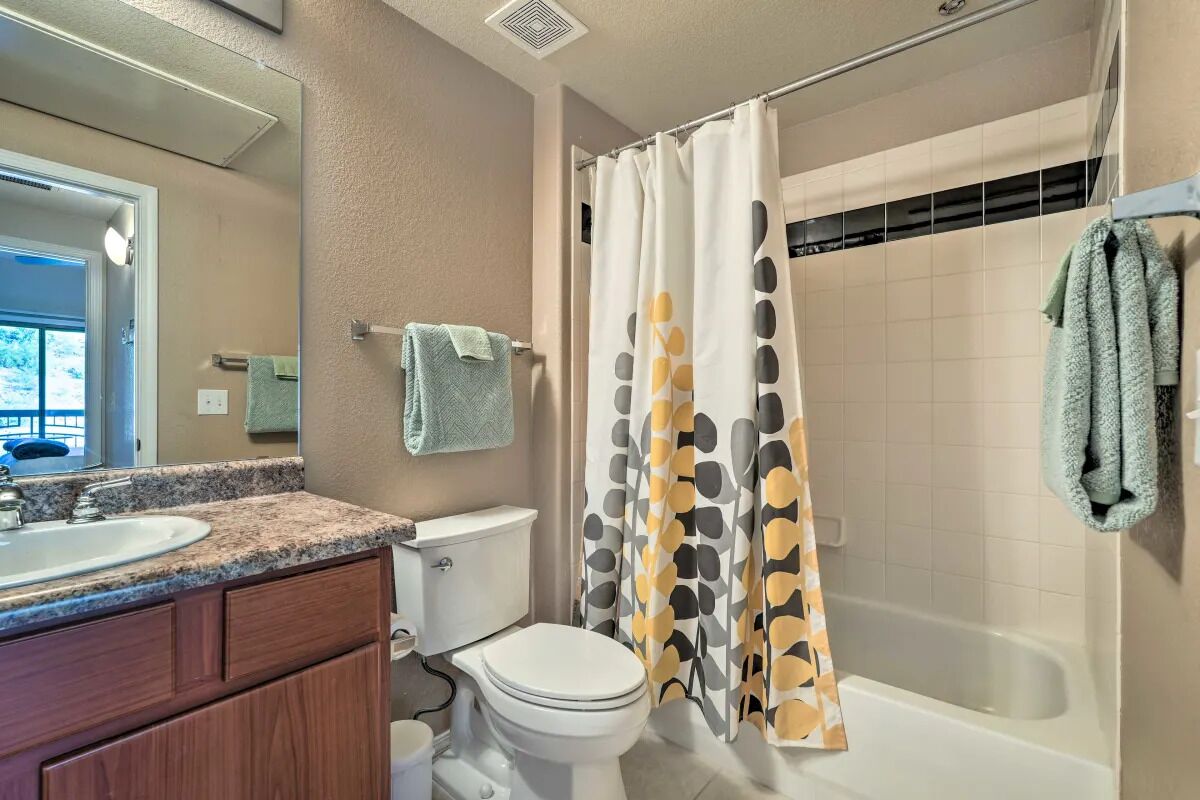 Ein Badezimmer mit Waschbecken, Toilette und Badewanne.
