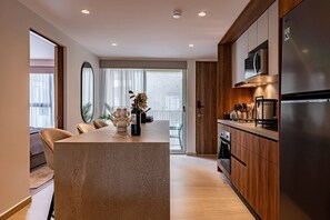 Wasserkocher mit Kaffee-/Teezubehör, Kühlschrank, Mikrowelle, Ofen