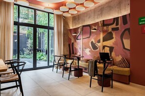 Ein modernes Interieur mit einem großen Fenster, einem Sofa, einem Tisch und einem Laptop.