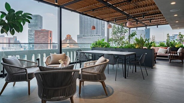 A rooftop terrace with a dining area, seating, and a view of the city skyline. - Stylish Stay Across from Monumento a la Revolución (Mexico City)