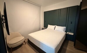 Een strijkplank/strijkijzer, wifi, beddengoed