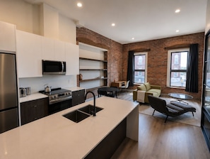 Deluxe Suite, 1 Queen Bed, Kitchen | Interior