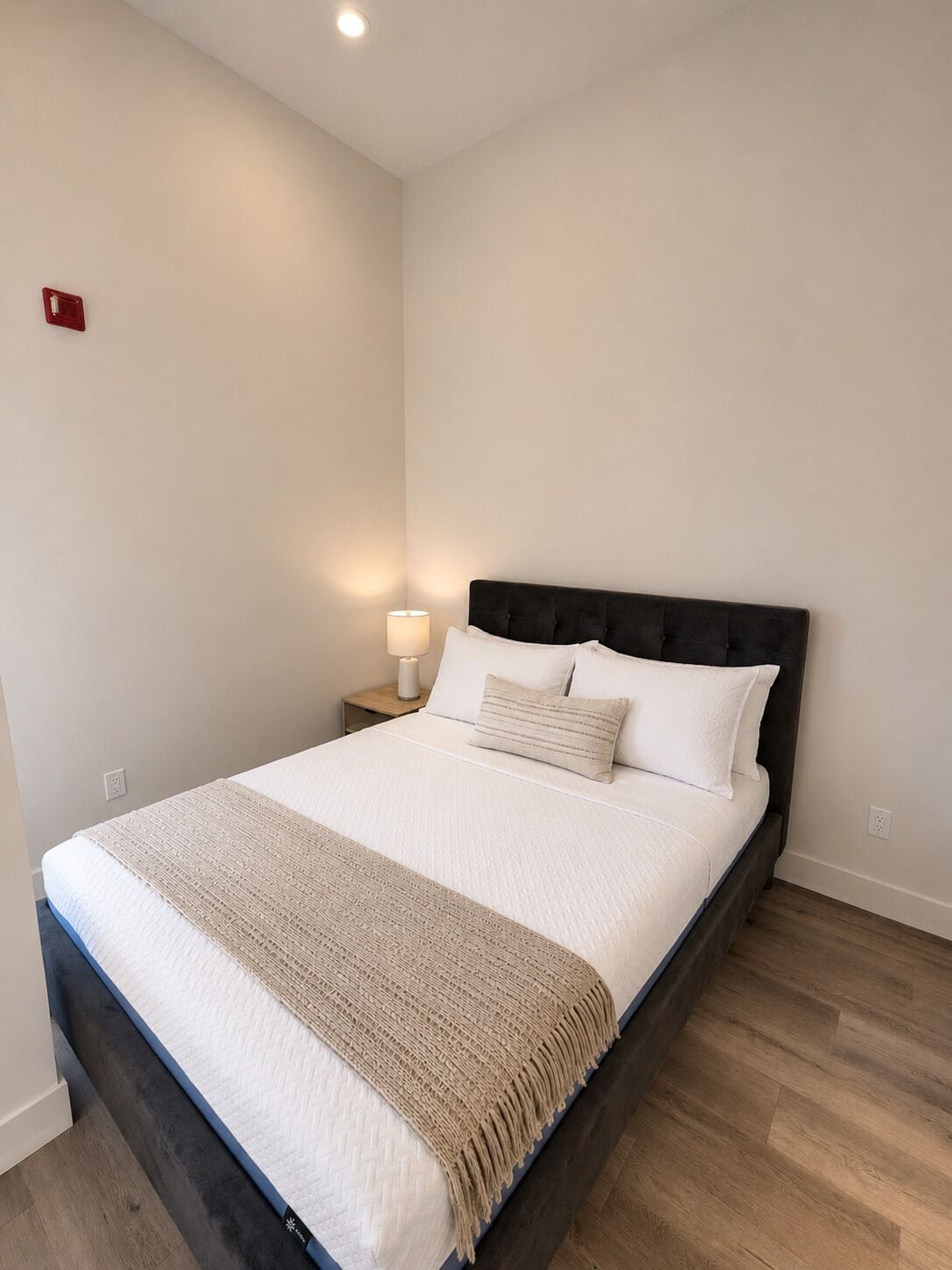 Suite – deluxe, 1 queensize-seng, kjøkken | Skrivebord, skrivebord for bærbar PC, blendingsgardiner og lydisolert