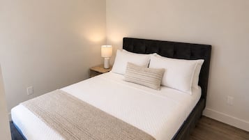 Suite – deluxe, 1 queensize-seng, kjøkken | Skrivebord, skrivebord for bærbar PC, blendingsgardiner og lydisolert