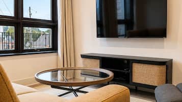 Deluxe-Suite, 2 Schlafzimmer, Blick auf den Innenhof | Wohnbereich | 55-Zoll-Smart-TV mit Digitalempfang