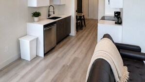 Deluxe-Suite, 1 Queen-Bett, Nichtraucher, Küche | Eigene Küche | Wasserkocher mit Kaffee-/Teezubehör, großer Kühlschrank, Mikrowelle