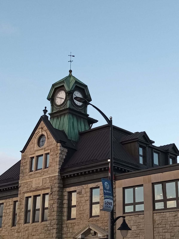 Exterior - The Post Hotel (Renfrew)