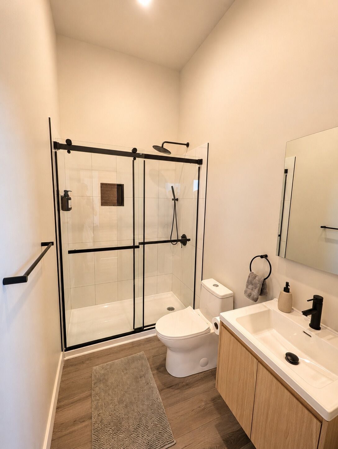 Deluxe Suite, 1 Queen Bed, Non Smoking, Kitchen | Bathroom