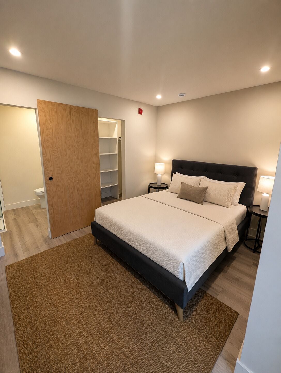 Suite – deluxe, 2 soverom, bakgårdsutsikt | Sengetøy av topp kvalitet, memory foam-senger og skrivebord