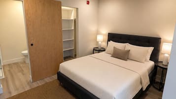Suite – deluxe, 2 soverom, bakgårdsutsikt | Sengetøy av topp kvalitet, memory foam-senger og skrivebord