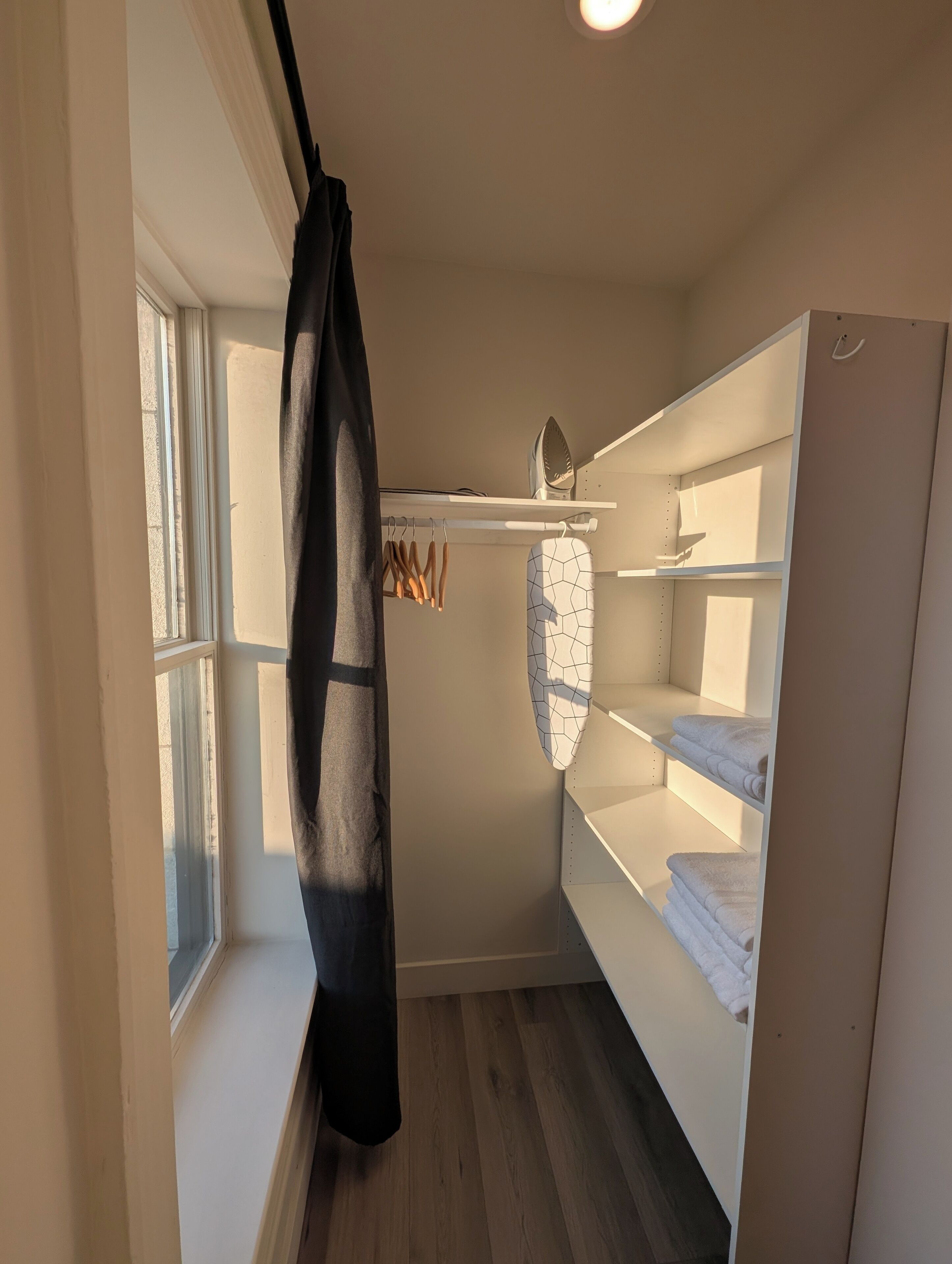 Suite Deluxe, 1 grand lit, non-fumeur, cuisine | Literie de qualité, lit avec matelas en mousse à mémoire, bureau