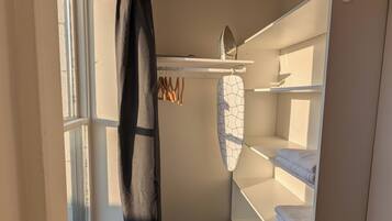Suite Deluxe, 1 grand lit, non-fumeur, cuisine | Literie de qualité, lit avec matelas en mousse à mémoire, bureau