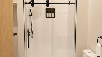 Suite Deluxe, 1 cama Queen size, cocina | Baño | Regadera, amenidades de baño gratuitas, secadora de cabello, toallas