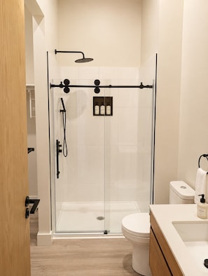 Deluxe Suite, 1 Queen Bed, Kitchen | Bathroom - The Post Hotel (Renfrew)