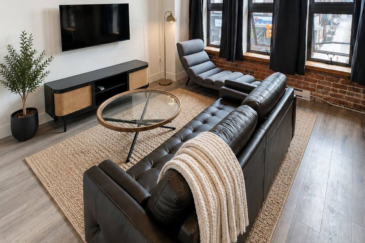 Deluxe Suite, 1 Queen Bed, Non Smoking, Kitchen | Living area