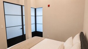 Deluxe-Suite, 1 Queen-Bett, Küche | Hochwertige Bettwaren, Betten mit Memory-Foam-Matratzen, Schreibtisch