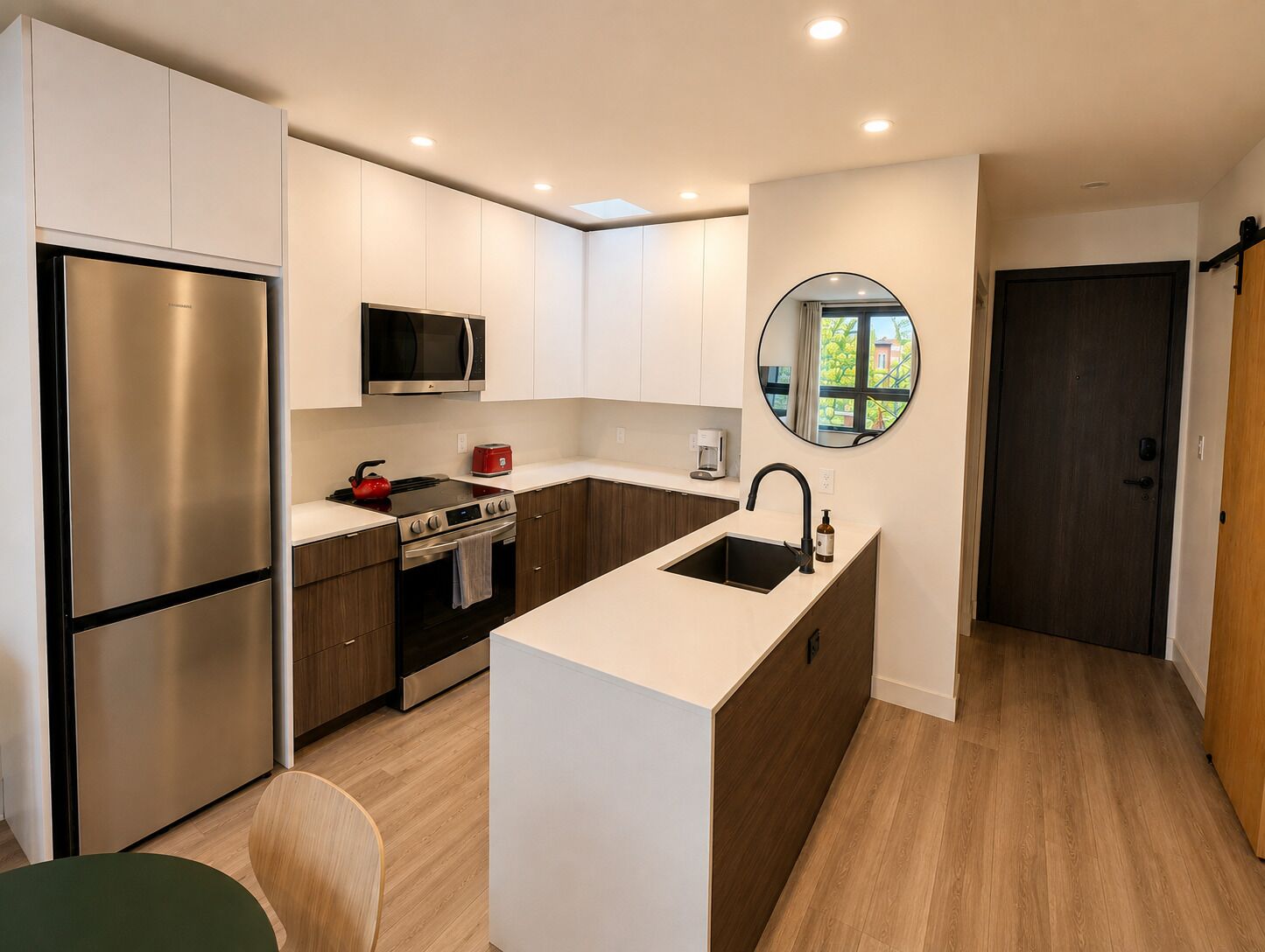 Deluxe-Suite, 2 Schlafzimmer, Blick auf den Innenhof | Eigene Küche | Wasserkocher mit Kaffee-/Teezubehör, großer Kühlschrank, Mikrowelle