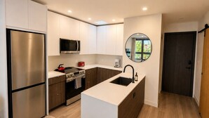 Deluxe-Suite, 2 Schlafzimmer, Blick auf den Innenhof | Eigene Küche | Wasserkocher mit Kaffee-/Teezubehör, großer Kühlschrank, Mikrowelle
