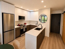 Cafetera/tetera, refrigerador con freezer, microondas, horno