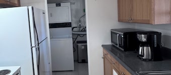 Cozy 2-bedroom house in serene Miami with cool AC