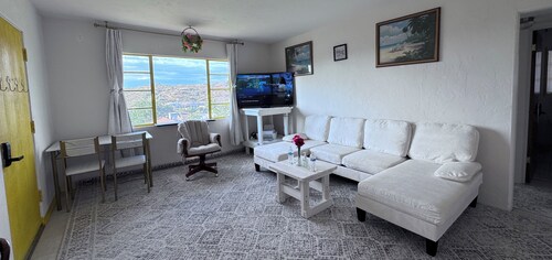 Cozy 2-bedroom house in serene Miami with cool AC