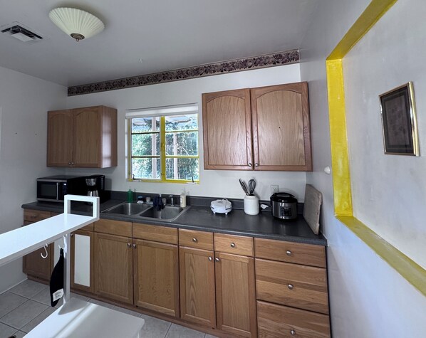 Coffee/tea maker, fridge, microwave, oven