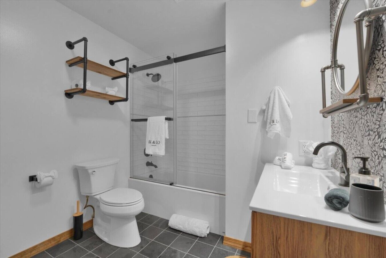 Et moderne badeværelse med toilet, bruser og vask.