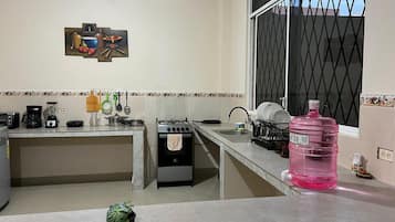 Cafetera/tetera, horno, lavavajillas, tostadora
