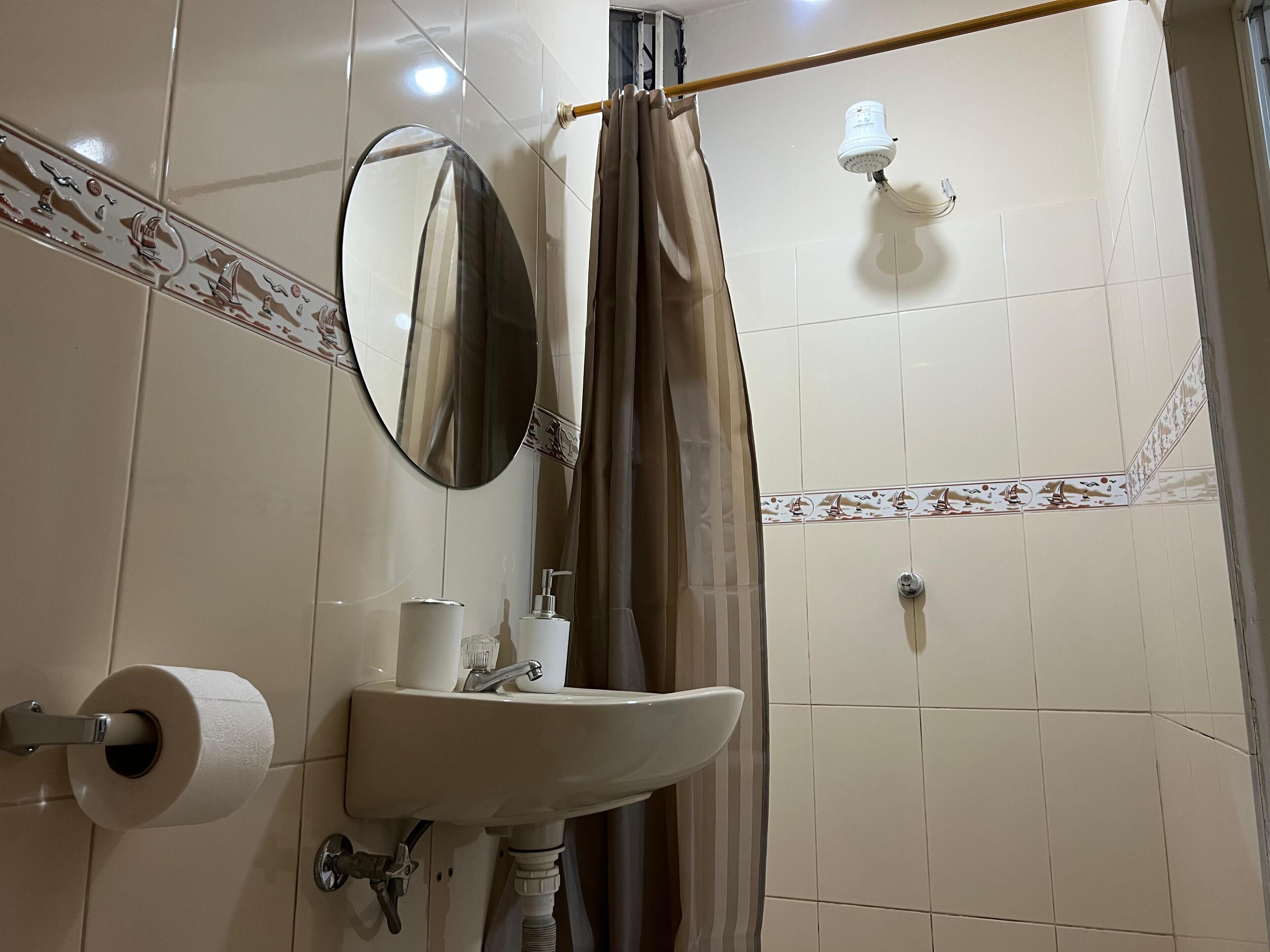 Serviettes fournies, savon, shampoing, papier toilette