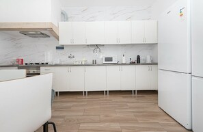 Coffee/tea maker, fridge, microwave, oven - HOUZE | Elegant 7BR Apartment in Lapa (Lisboa)