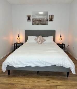 Iron/ironing board, WiFi, bed sheets - 2 king beds - sleeps 6 - great views! (Victoria)