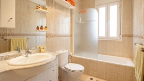 A bathroom with a sink, toilet, and bathtub. - Villa Kara Arboleas by Ruralidays (Almería)