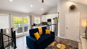 Smart TV, fireplace, books, stereo