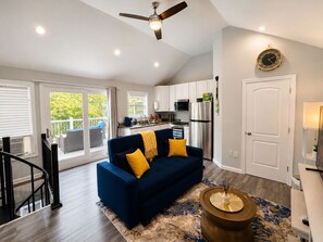 Smart TV, fireplace, books, stereo - Sumak Kawsay - Life in harmony. Waterfront Hot Tub + NYC (Newtown)