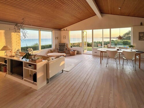 Seaside home in front row on Røsnæs