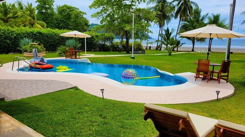 Beachfront Villa With Endless Ocean Views