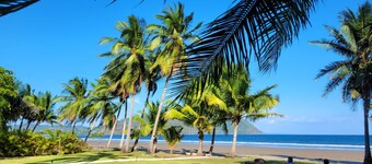 วิลลา ริมชายหาด พร้อมวิวมหาสมุทรไม่รู้จบ